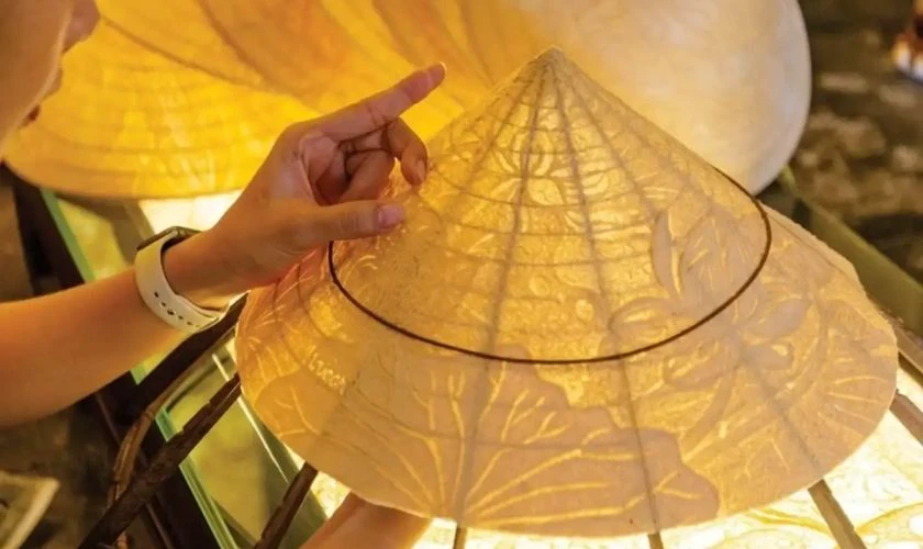 Trang trí nón lá ngày Tết mang nhiều ý nghĩa văn hóa và phong thủy