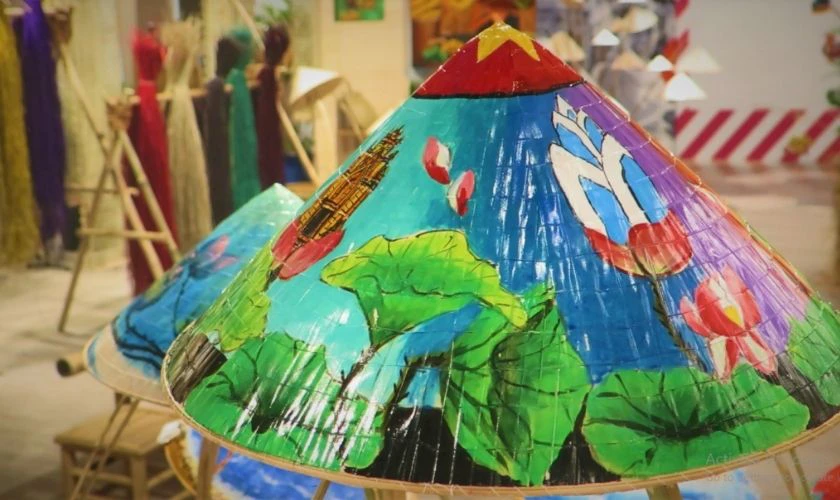 Mẫu trang trí nón lá quê hương đơn giản mà đẹp