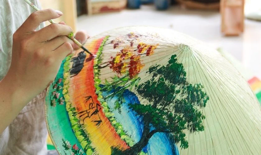 Hình ảnh quê hương tái hiện trên nón lá sinh động