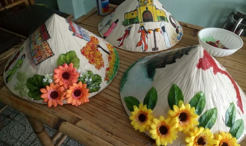 Dán hoa giấy nhiều màu lên nón lá