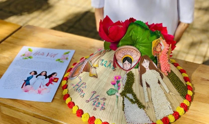 Mẫu trang trí nón lá với giấy màu ấn tượng