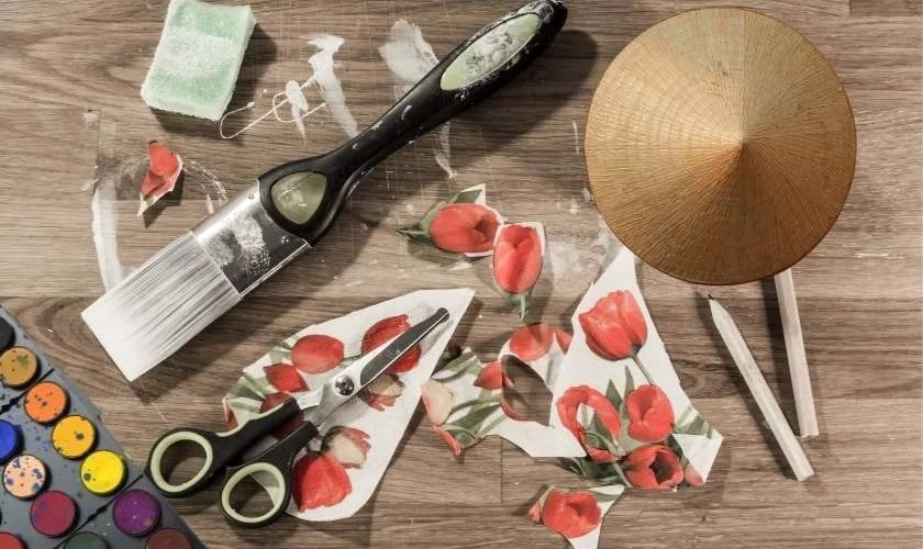 Chuẩn bị đầy đủ nguyên vật liệu để trang trí nón lá
