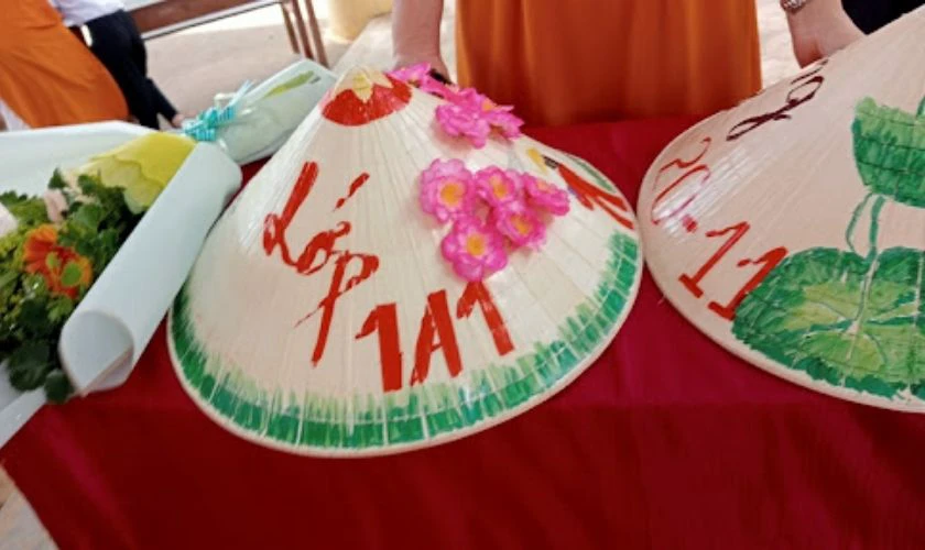 Tận dụng hoa giấy để trang trí nón lá
