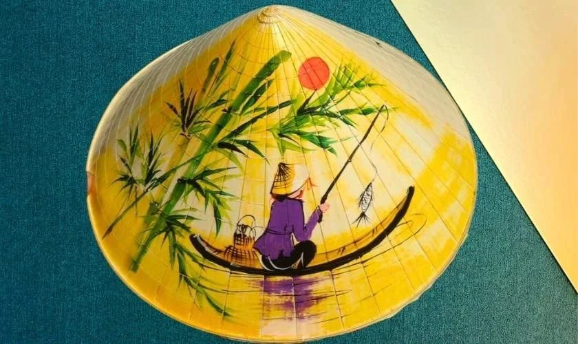 Mẫu trang trí nón lá với cây tre đẹp