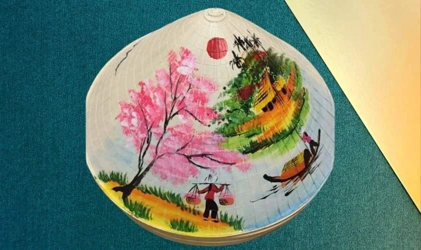 Trang trí nón lá với cây đào cổ thụ