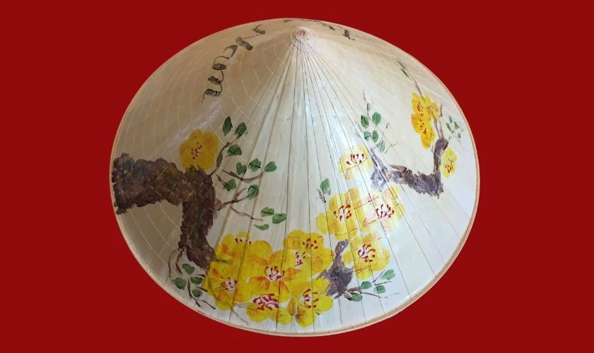 Trang trí nón lá ngày Tết với hoa mai vàng