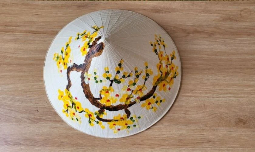 Trang trí nón lá với cành mai khoe sắc ấm áp