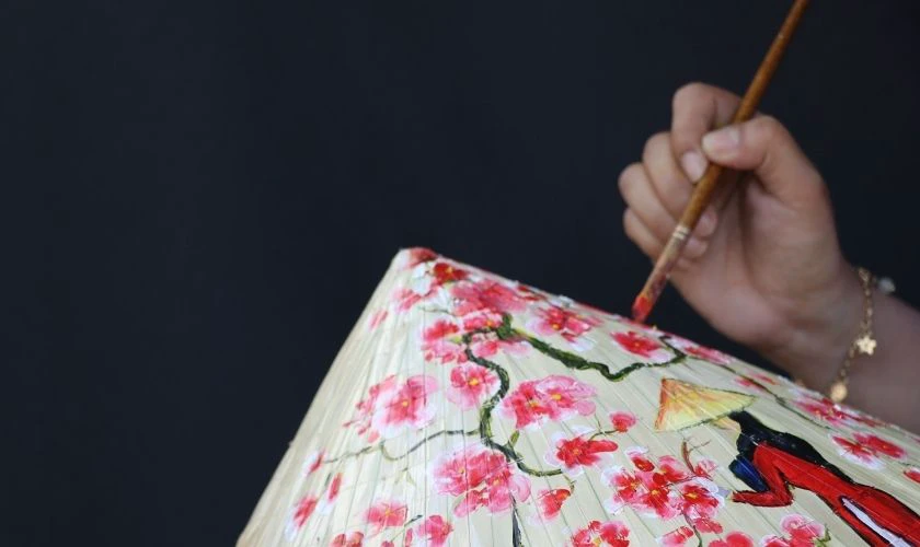 Điểm tô nón lá của bạn bằng hình ảnh hoa đào