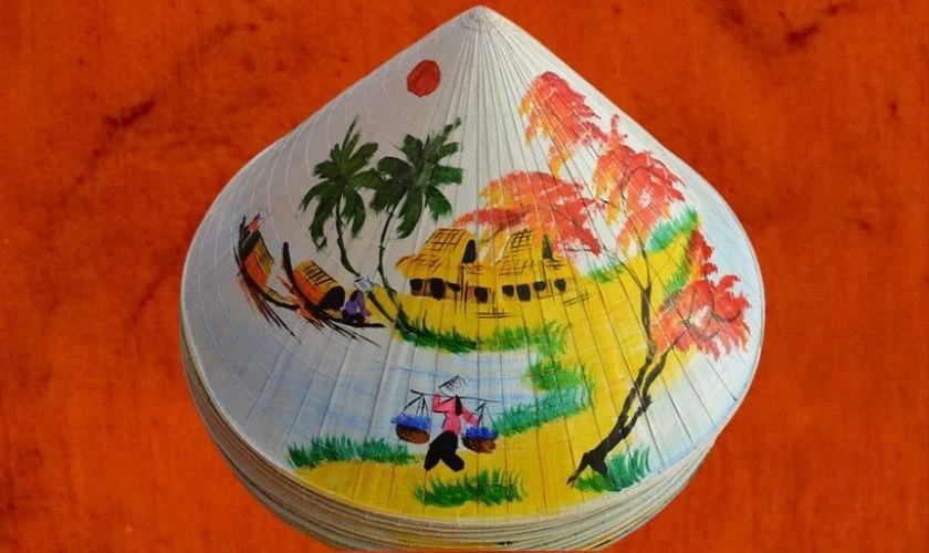 Trang trí nón lá ngày Tết hình chiếc thuyền