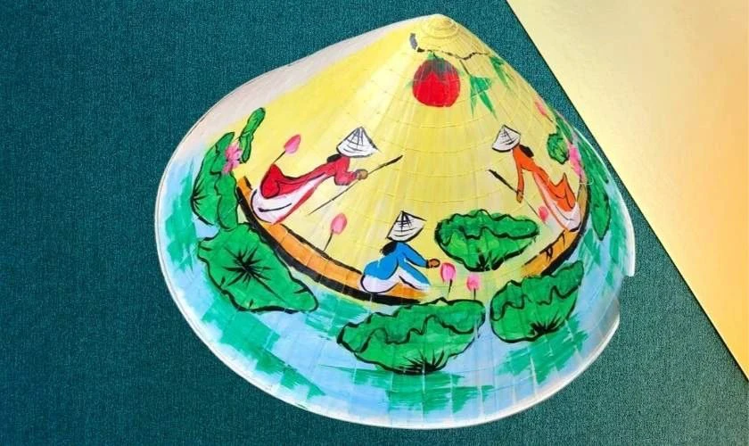 Trang trí nón lá với ảnh thuyền gần gũi