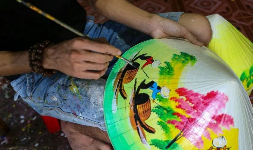 Phác họa trăng trí trên nón lá