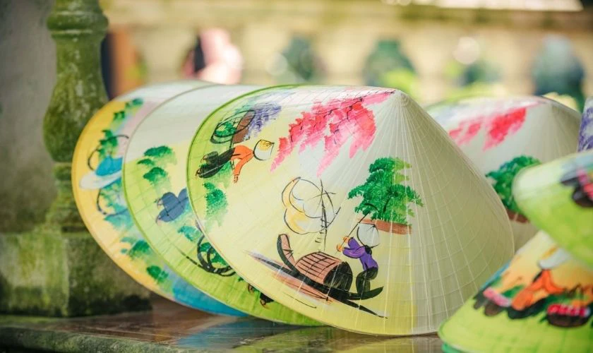 Mẫu trang trí nón lá với thuyền đò