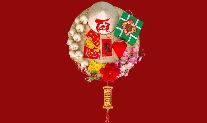 Trang trí nón lá ngày Tết với bao lì xì