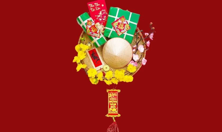 Kết hợp bao lì xì vào bối cảnh trang trí nón lá