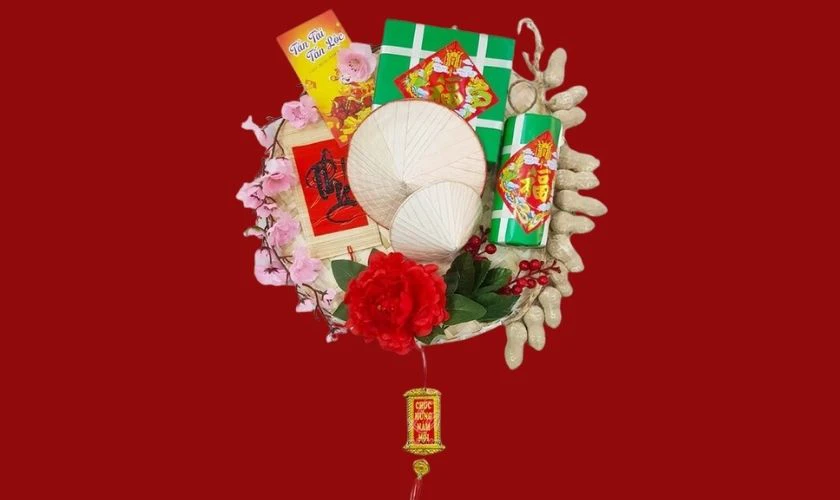 Trang trí nón lá đơn giản với hình ảnh bao lì xì