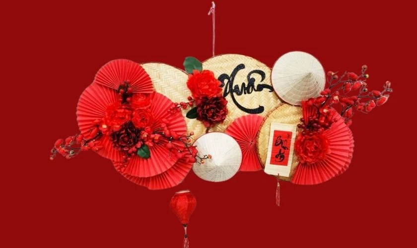 Mẫu trang trí background Tết với nón lá và bao lì xì