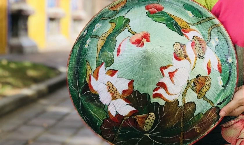 Vẽ hoa sen trang trí nón lá ấn tượng