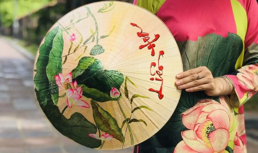 Trang trí nón lá hoa sen và thư pháp