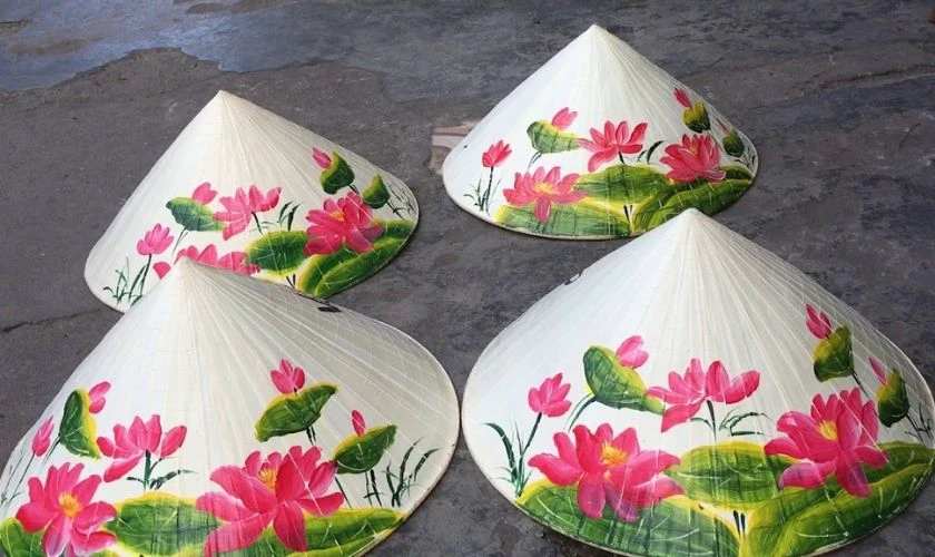 Mẫu vẽ hoa sen trang trí nón lá ngày Tết tham khảo