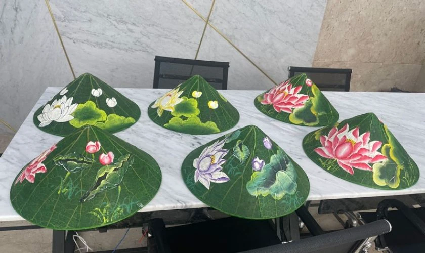 Hoa sen hồng nổi bật phong thủy Tết