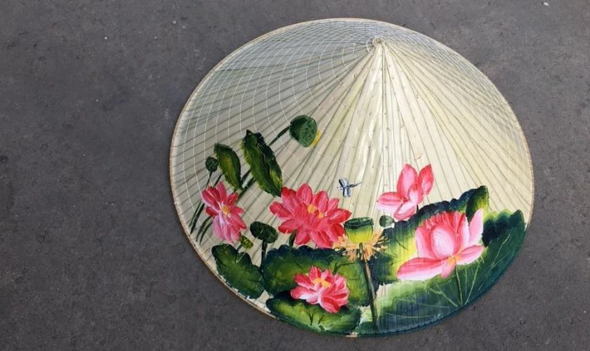 Mẫu trang trí nón lá với hoa sen đơn giản mà đẹp