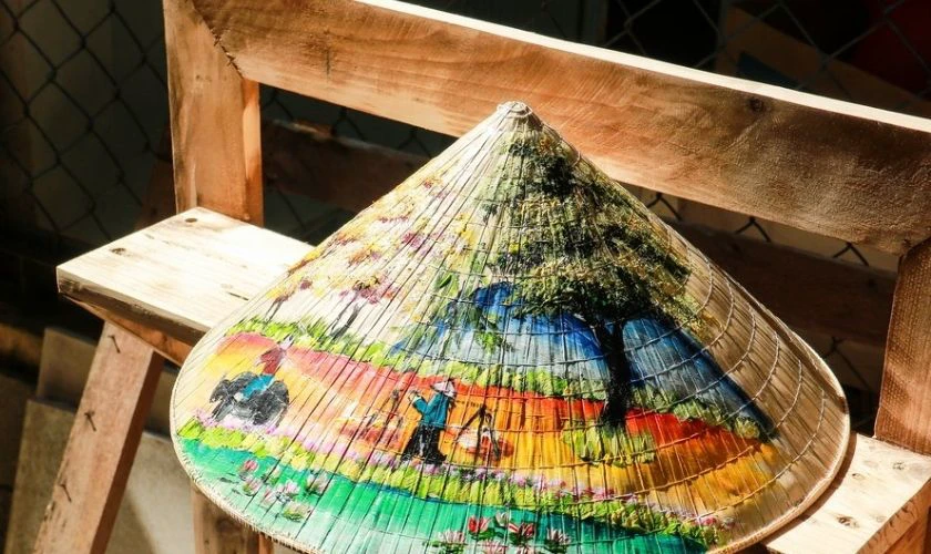 Mẫu trang trí nón lá Tết hình quê hương