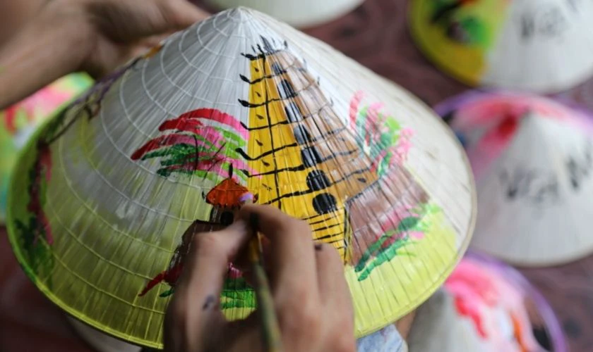 Tranh quê hương được trang trí nhiều trên nón lá Tết