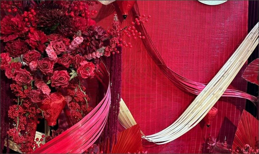 Trang trí sân khấu 8/3 với mành tre, mành trúc tông đỏ