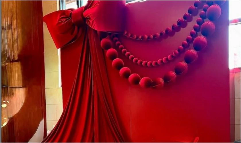Trang trí sân khấu 8/3 với vải nhung đỏ