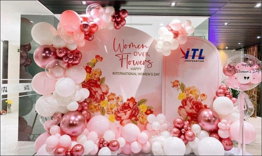 Trang trí sân khấu 8/3 tone hồng ngọt ngào, ấn tượng