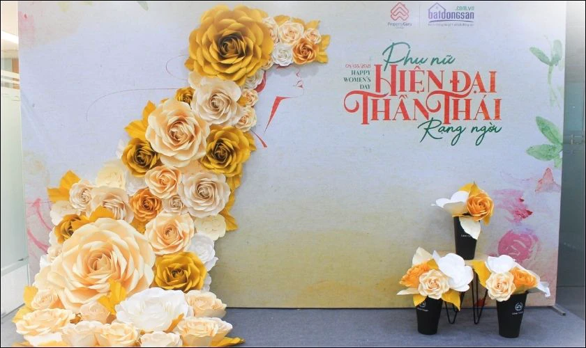 Trang trí sân khấu 8/3 tone vàng