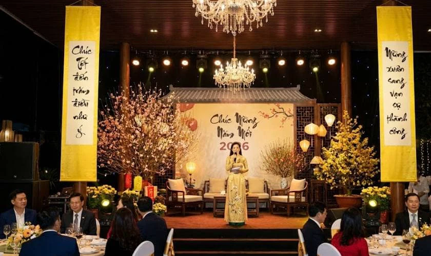 Trang Trí Sân Khấu Tết Với Câu Đối Lộng Lẫy