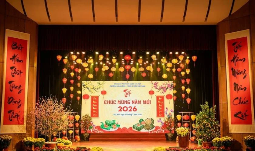 Trang Trí Sân Khấu Tết Với Câu Đối Đỏ