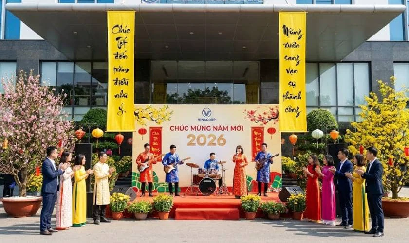 Trang Trí Sân Khấu Tết Với Câu Đối Sáng Bừng