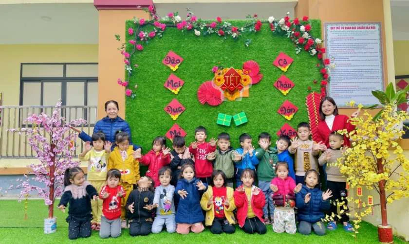 Cách trang trí phông tết mầm non cho bé chụp hình