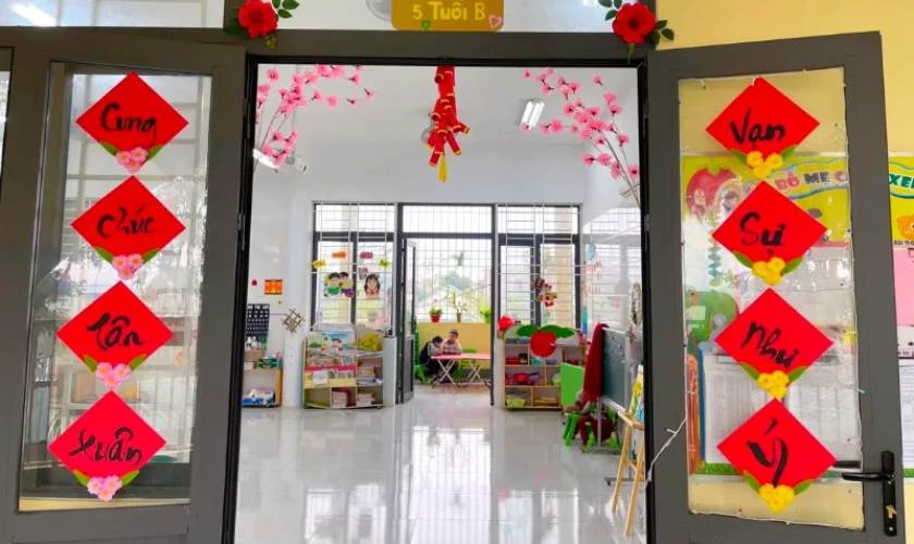 Trang trí Tết mầm non 2025 bằng câu đối đỏ