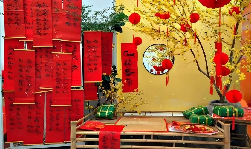 Trang trí không gian Tết mầm non 2026 bằng câu đối đỏ