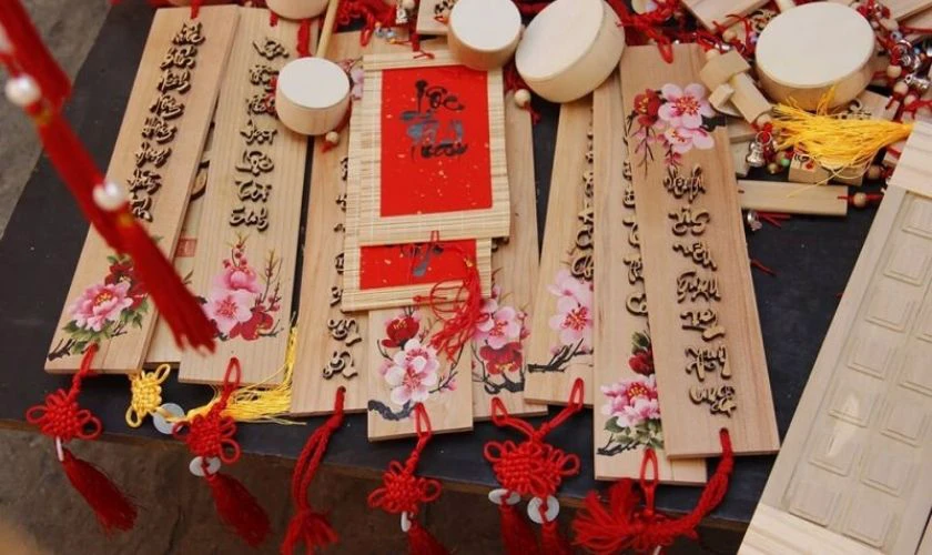 Trang trí Tết 2026 với bằng câu đối đỏ