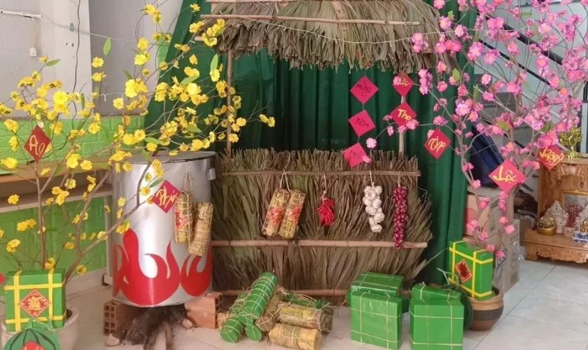 Trang trí Tết mầm non 2026 với hoa đào, hoa mai