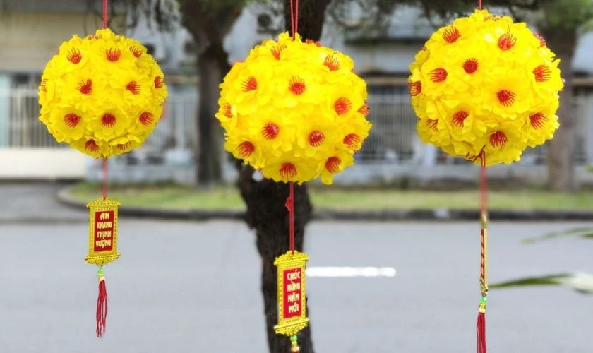 Trang trí Tết mầm non bằng quả cầu hoa