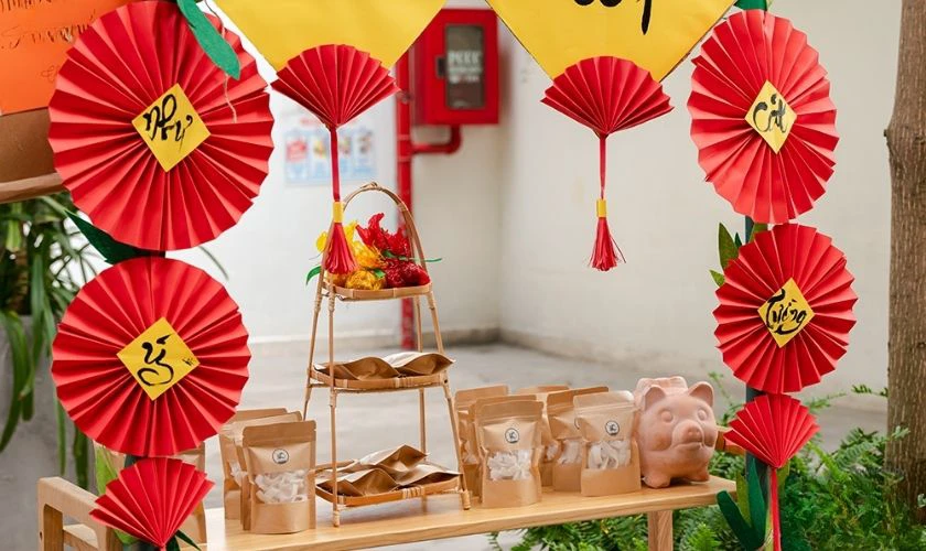 Trang trí không gian Tết mầm non bằng quạt giấy
