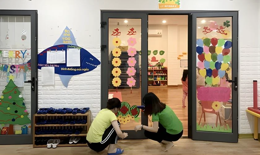 Trang trí không gian Tết với decal dán