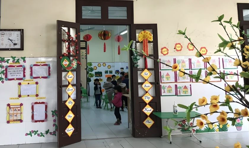 Kiểu trang trí cửa lớp mầm non ngày Tết