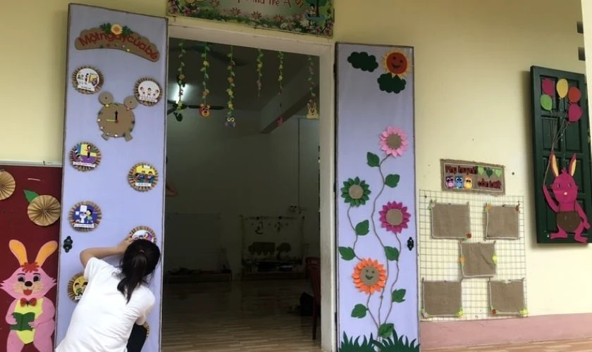 Cách trang trí cửa lớp mầm non ngày Tết