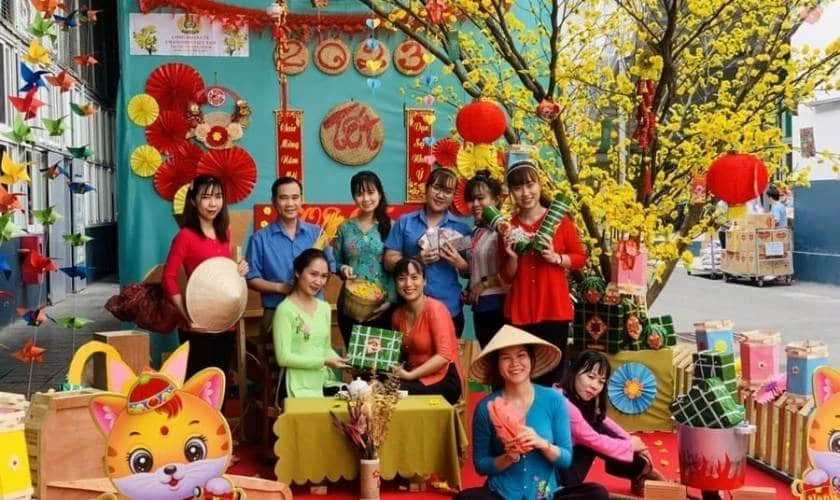 Cách trang trí văn phòng với cây đào, cây mai tươi mới