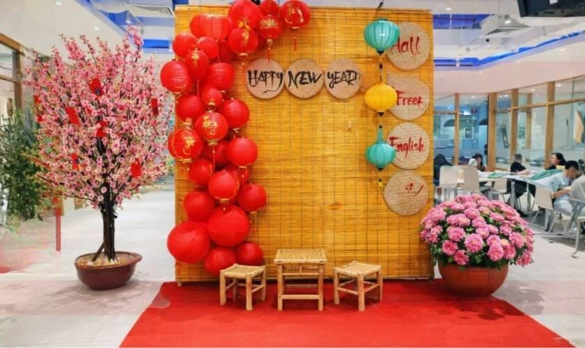 Cách trang trí với mành tre rực rỡ sắc Xuân