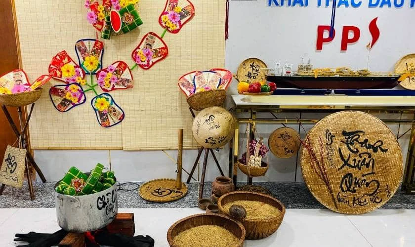 Cách trang trí Tết văn phòng với mẹt tre rực rỡ