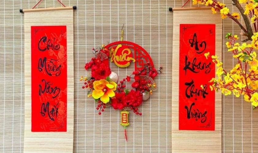 Cách trang trí Tết văn phòng với câu đối đỏ