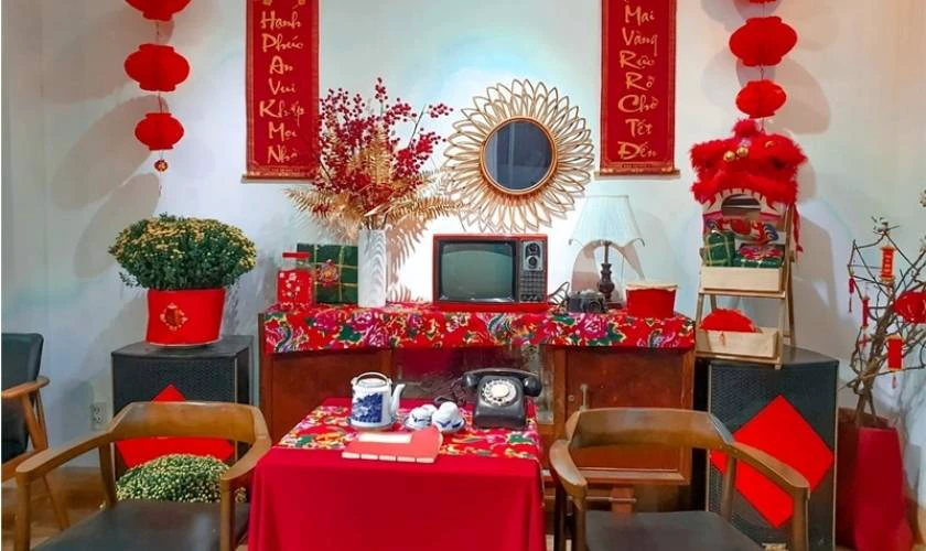 Cách trang trí Tết văn phòng với câu đối đỏ ý nghĩa