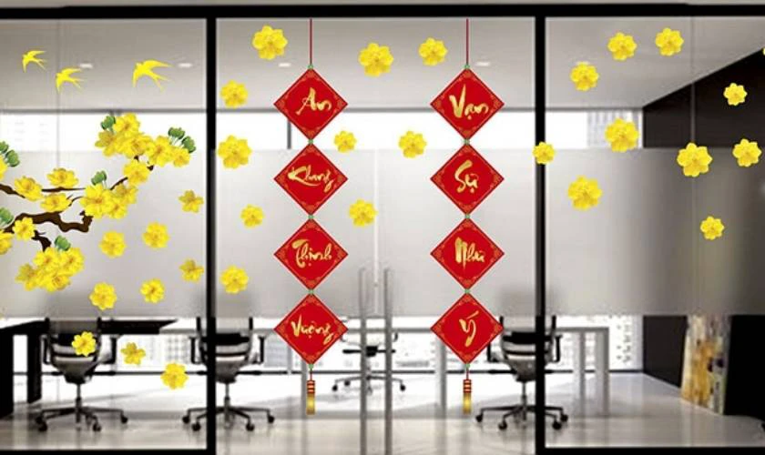 Cách trang trí Tết văn phòng với câu đối đỏ đẹp